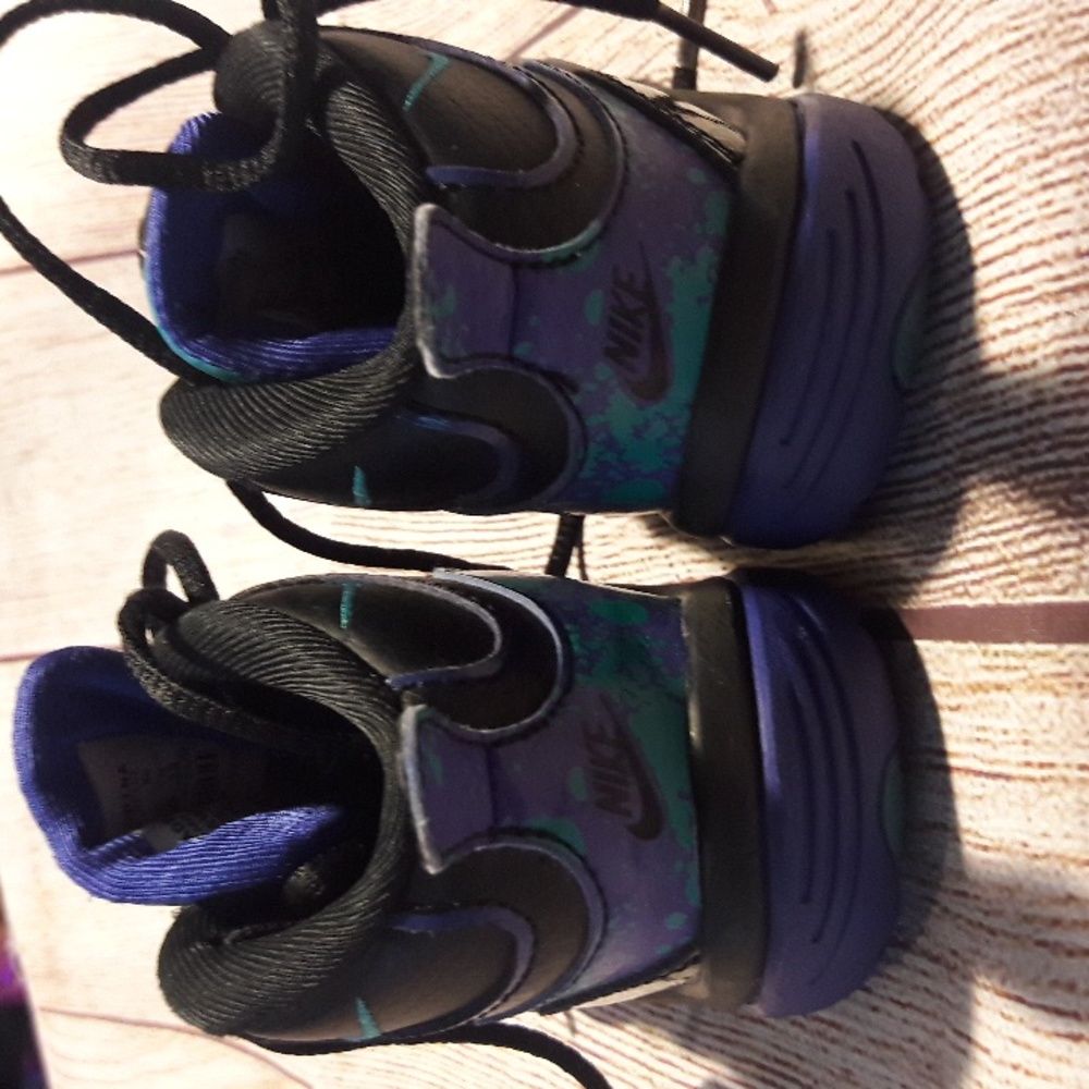 Nike boy's high top black purple green sneaker - Picture 13 of 13